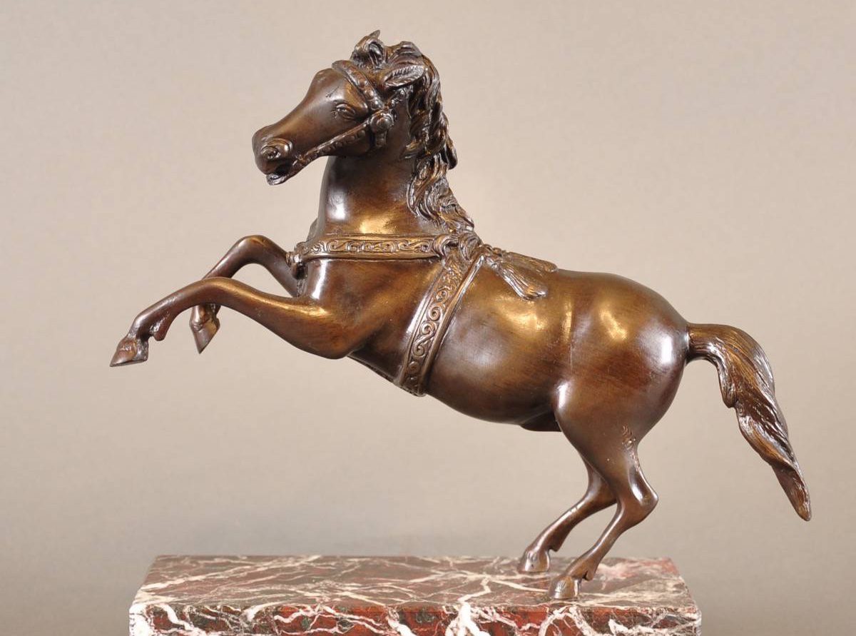 مجسمه برنجی اسب